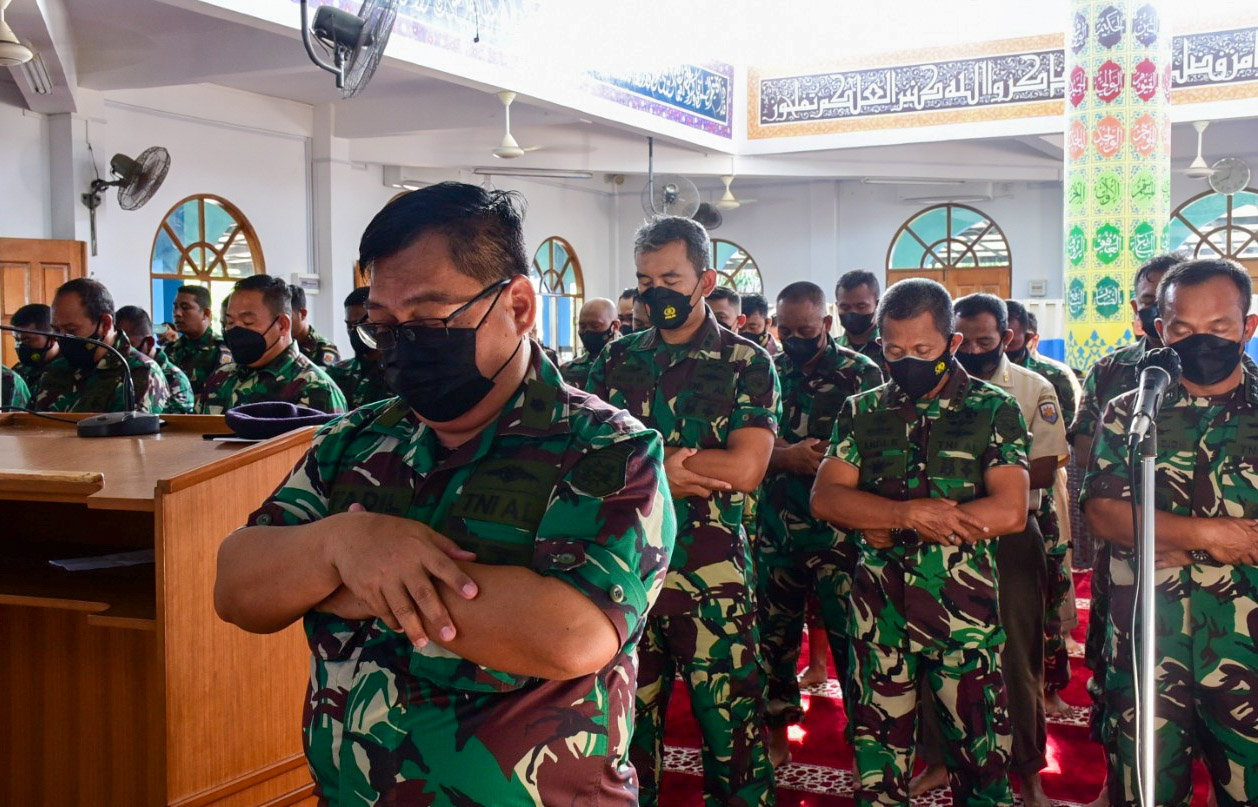 Dua Prajurit TNI AL Gugur, Kasal Perintahkan Kibarkan Bendera Setengah Tiang